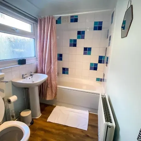 Onsitestays - Contractor Friendly Retreat, 2-Br Terrace House Near A2 Gravesend Exterior photo