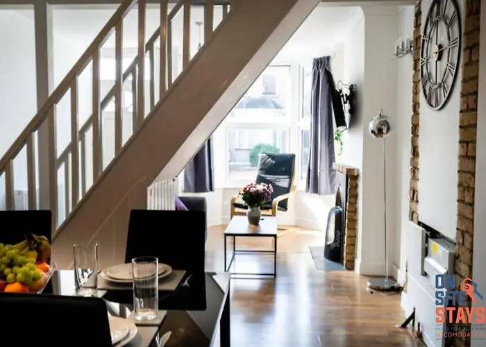Onsitestays - Contractor Friendly Retreat, 2-Br Terrace House Near A2