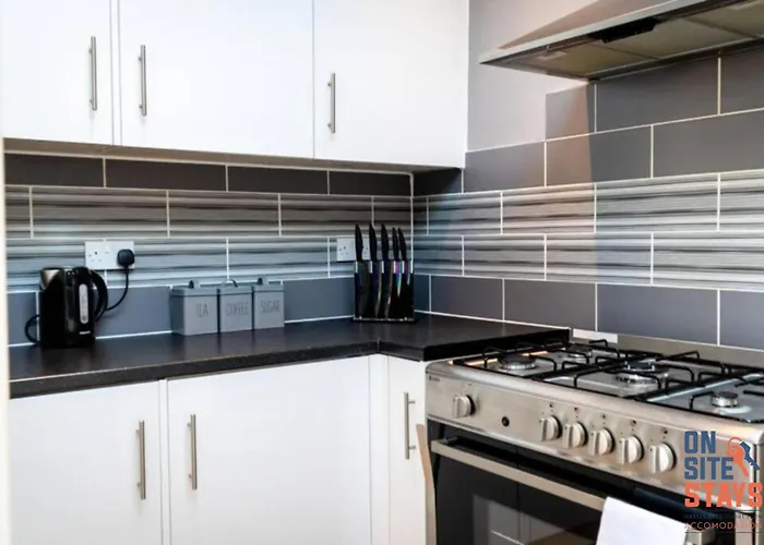 Onsitestays - Contractor Friendly Retreat, 2-Br Terrace House Near A2