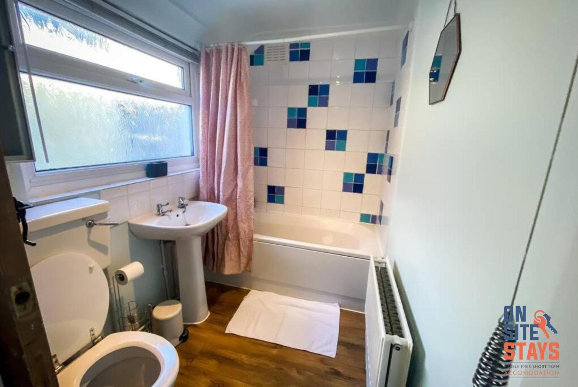 Onsitestays - Contractor Friendly Retreat, 2-br Terrace House Near A2
